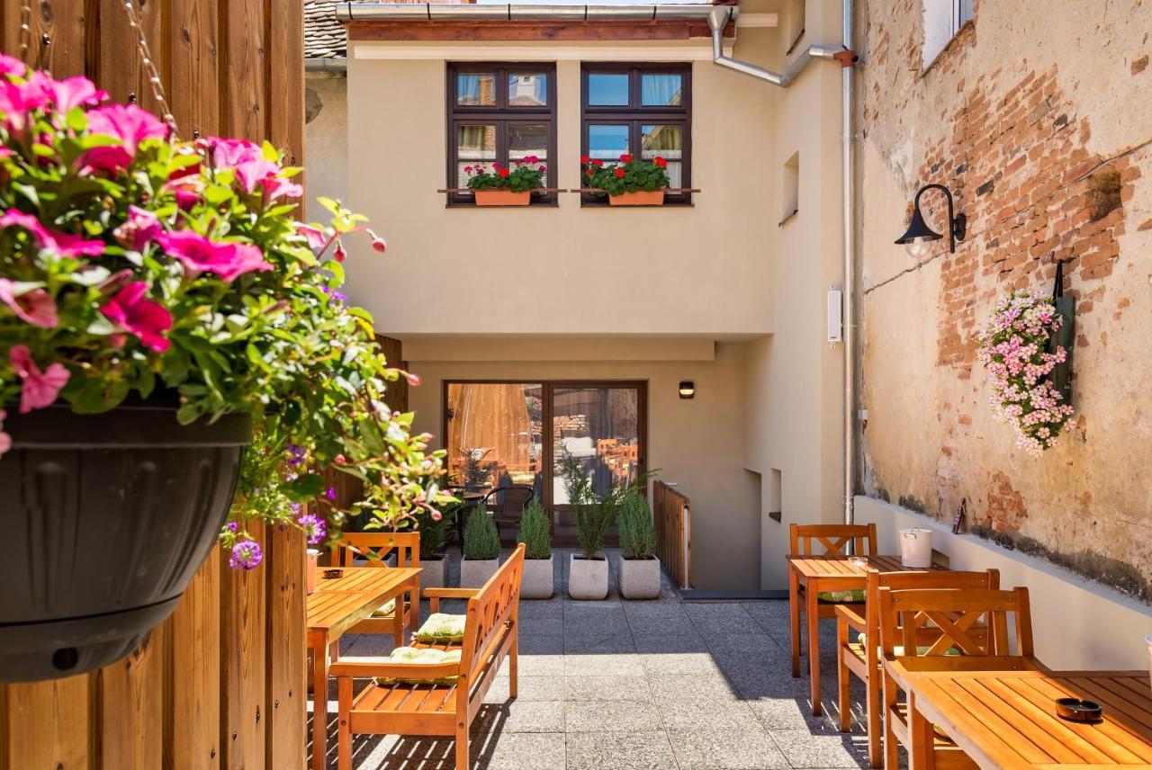 Blumenhaus Sibiu Aparthotel Ngoại thất bức ảnh